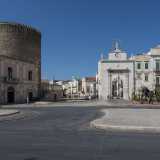 Non parliamo delle classiche targhe fatte apporre dalle istituzioni sui palazzi, ma di iscrizioni �clandestine� con cui i residenti facevano sentire la propria voce: siamo andati a vederle nel centro storico di Bitonto. A volte non � stato facile, perch� il tempo ha usurato tali testimonianze, ma siamo riusciti comunque a fare un viaggio nella citt� dal 700 al 900